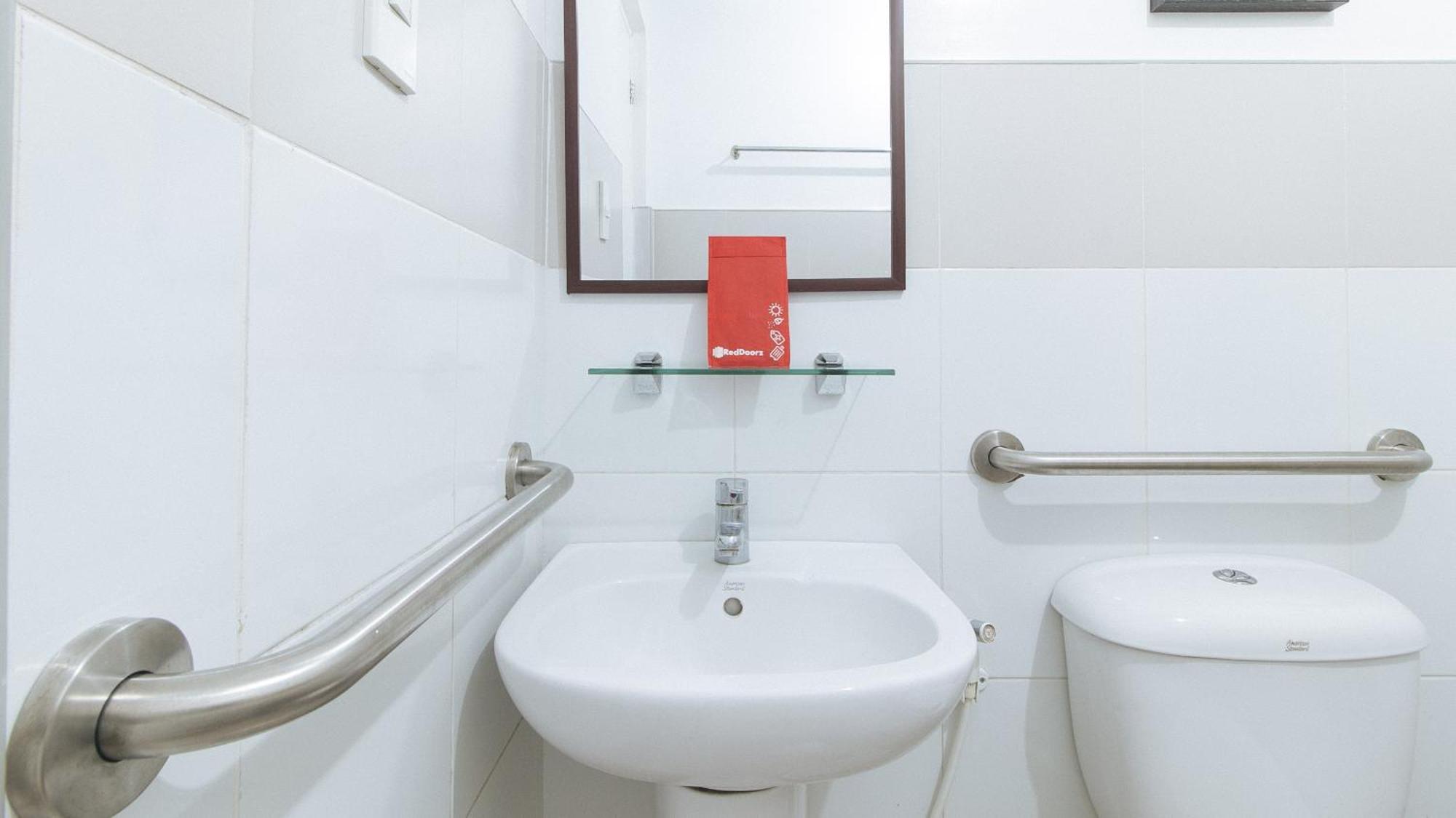 RedDoorz @ Melbourne Suites Makati Makati City Zewnętrze zdjęcie