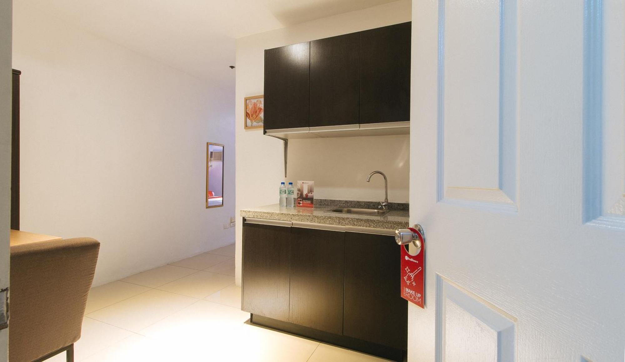 RedDoorz @ Melbourne Suites Makati Makati City Zewnętrze zdjęcie